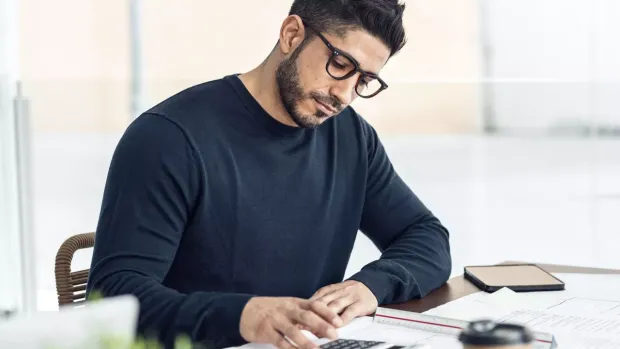 Un homme beaucoup trop beau faisant semblant de travailler
